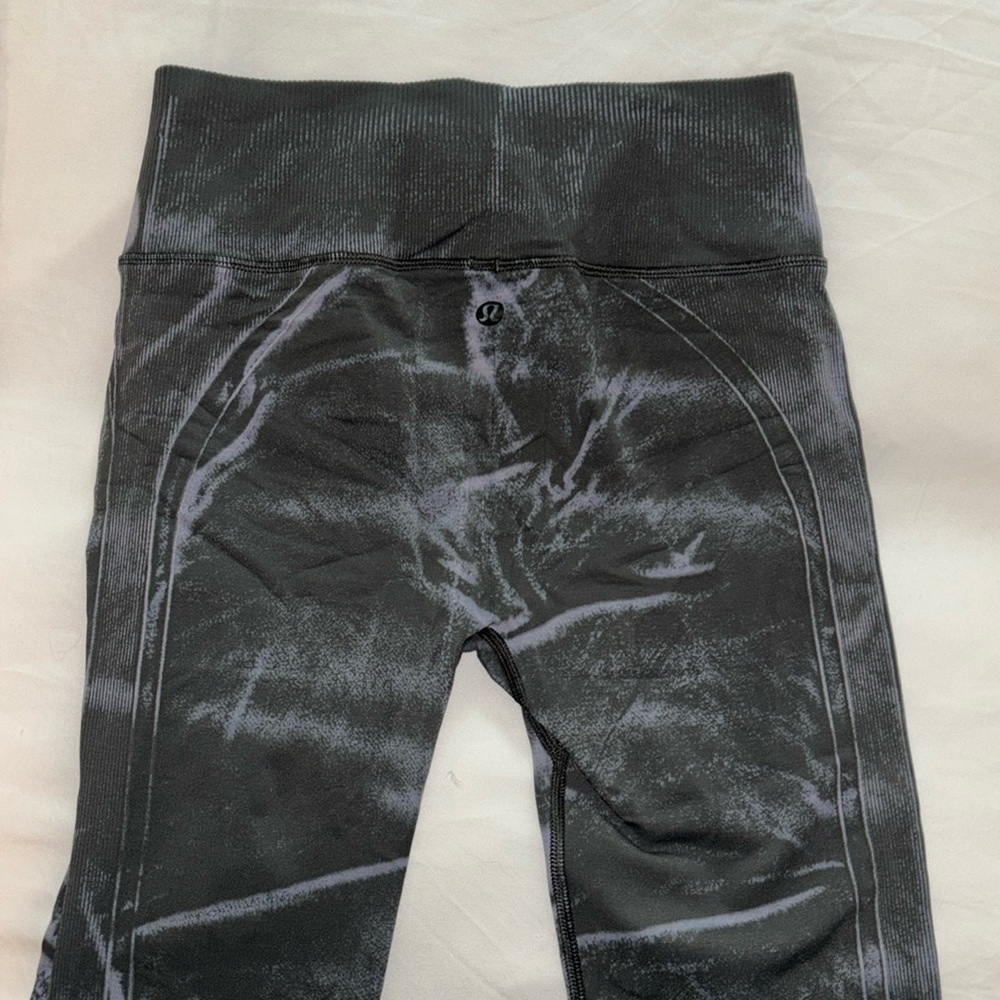 Women's lululemon seamless leggings in size 6